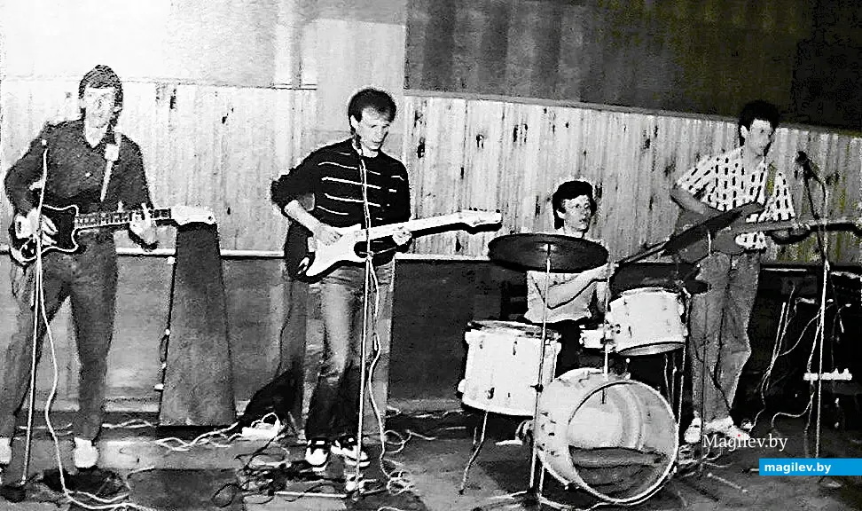 Могилев, 1980-е годы. Братья Максимовские (Александр, Геннадий, Юрий и Владимир) – на сцене.