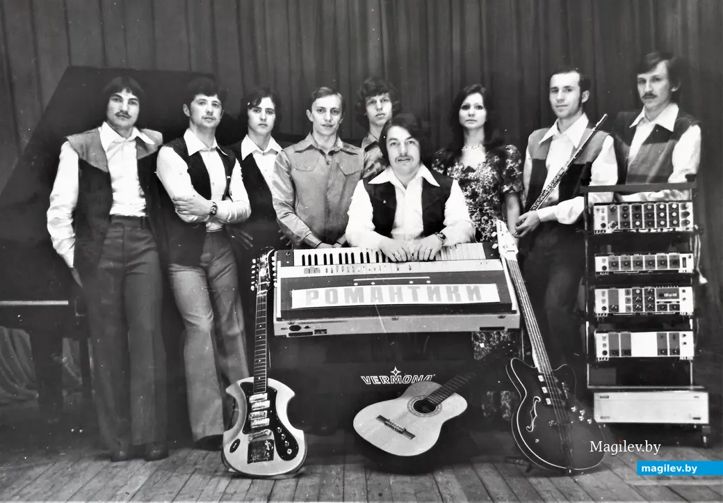 1970-е годы, Могилев. ВИА «Романтики». Пятый слева (над Шабалиным) – Юрий Максимовский.