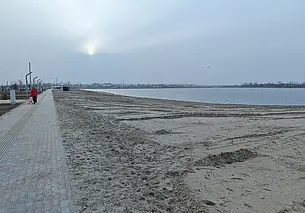 Пляж возле Святого озера в Могилеве вычищен от растительности. Фотофакт