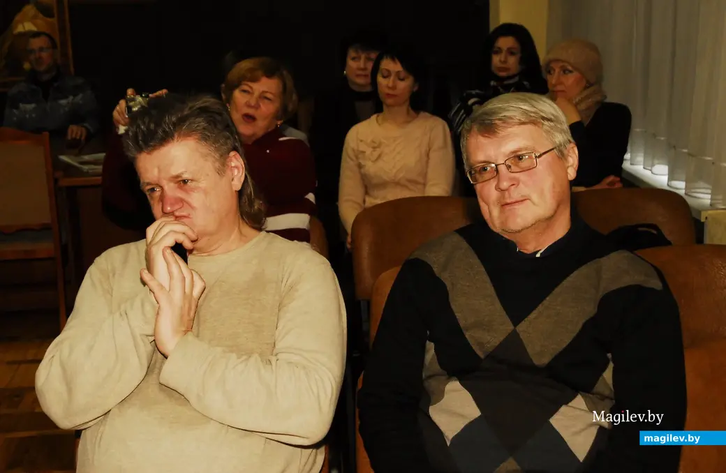2017-й год, Могилев. Валера Козлов и Костя Накцев (справа) слушают стихи молодых авторов