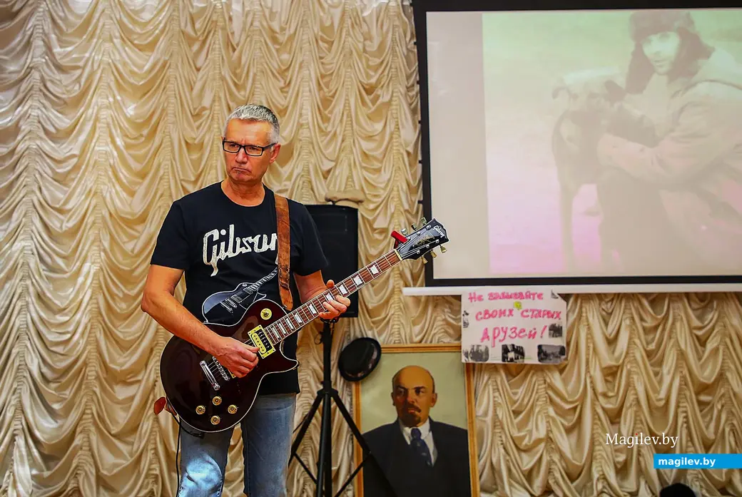 2017-й год, Могилев. Игорь Беляев радует публику своей игрой в программе клуба «Последний экземпляр».