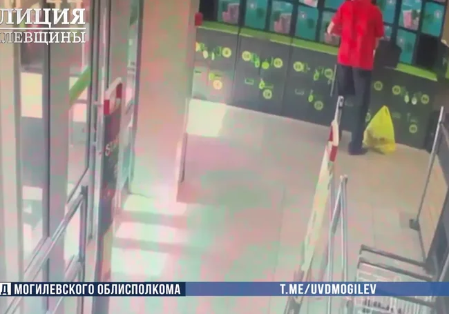 В Могилеве пенсионерка забыла в магазине кошелек. Его незаметно забрал себе пожилой мужчина
