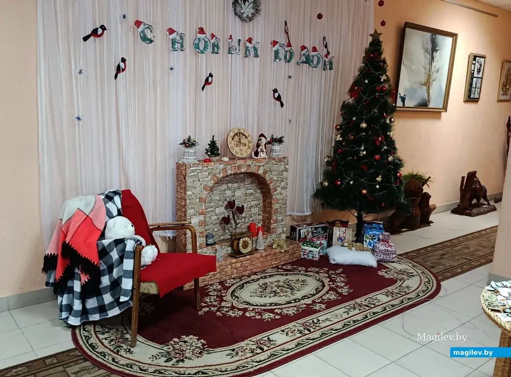 12.12.2025 г. В Глусском историко-краеведческом музее посетителей при входе встречает новогодняя фотозона.