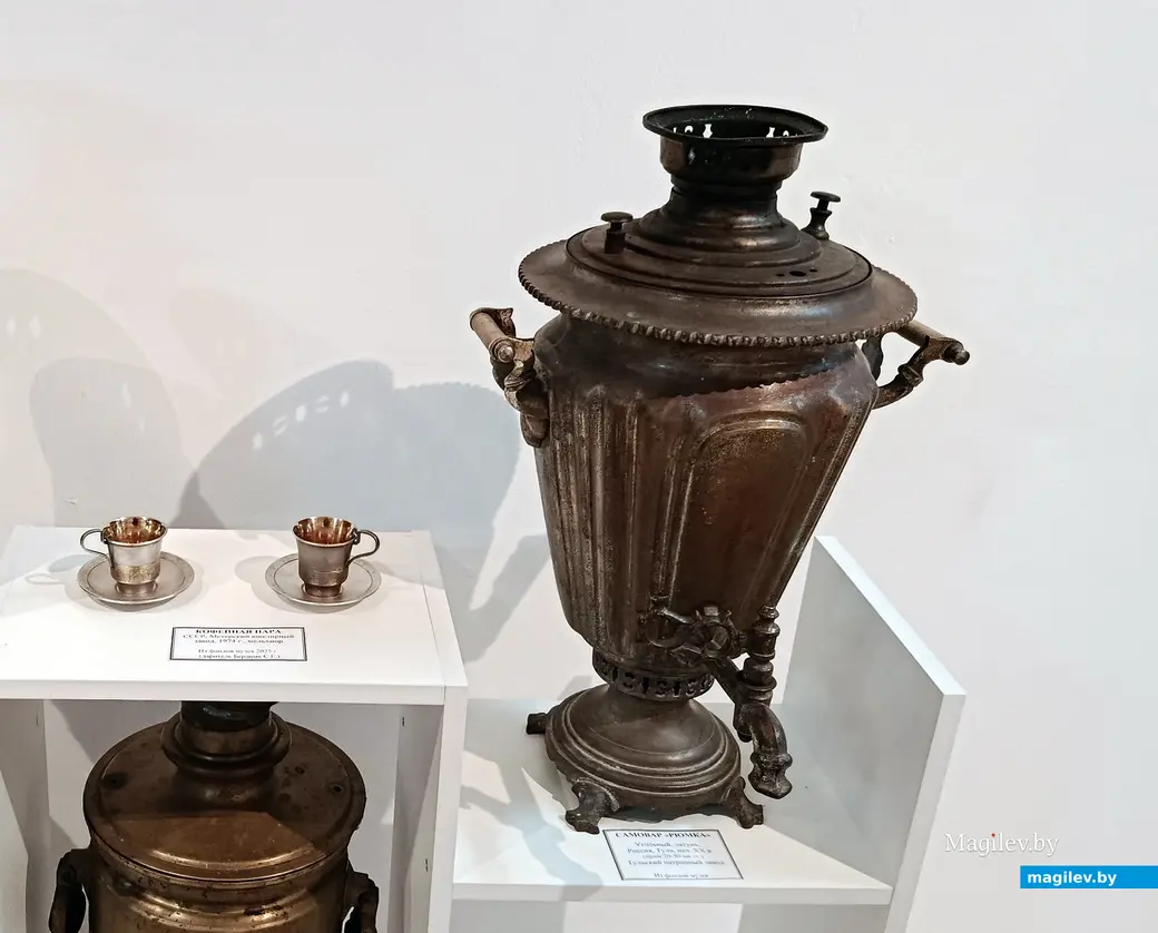 12.12.2025 г. Выставка самоваров в Глусском историко-краеведческом музее. 100-летний самовар, который работает на музейных мероприятиях до сих пор.