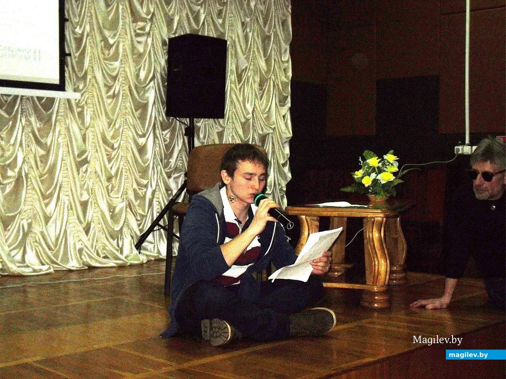 2015-й год, Могилев. Вася Конопацкий читает свои произведения в программе клуба «Последний экземпляр».