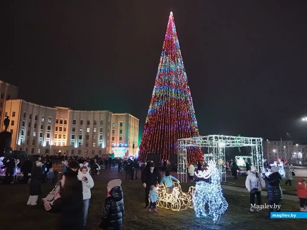 15 декабря 2025 года. Могилев. Праздник зажжения огней на елке.
