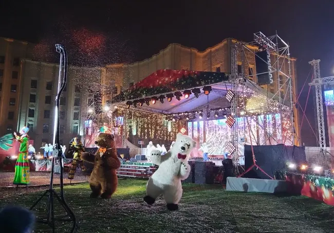 В Могилеве зажгли огни на главной елке области. Фотофакт