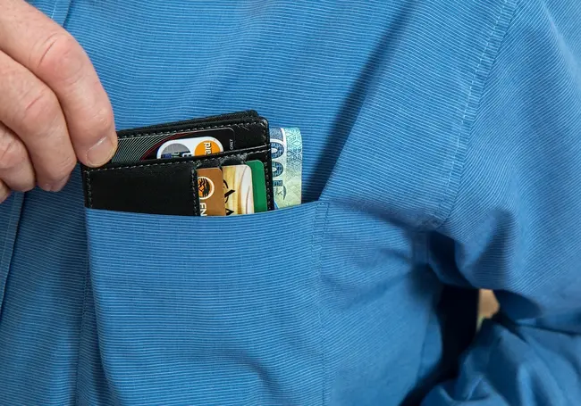 Могилевчанин вызвался сходить в магазин и исчез с чужой банковской картой