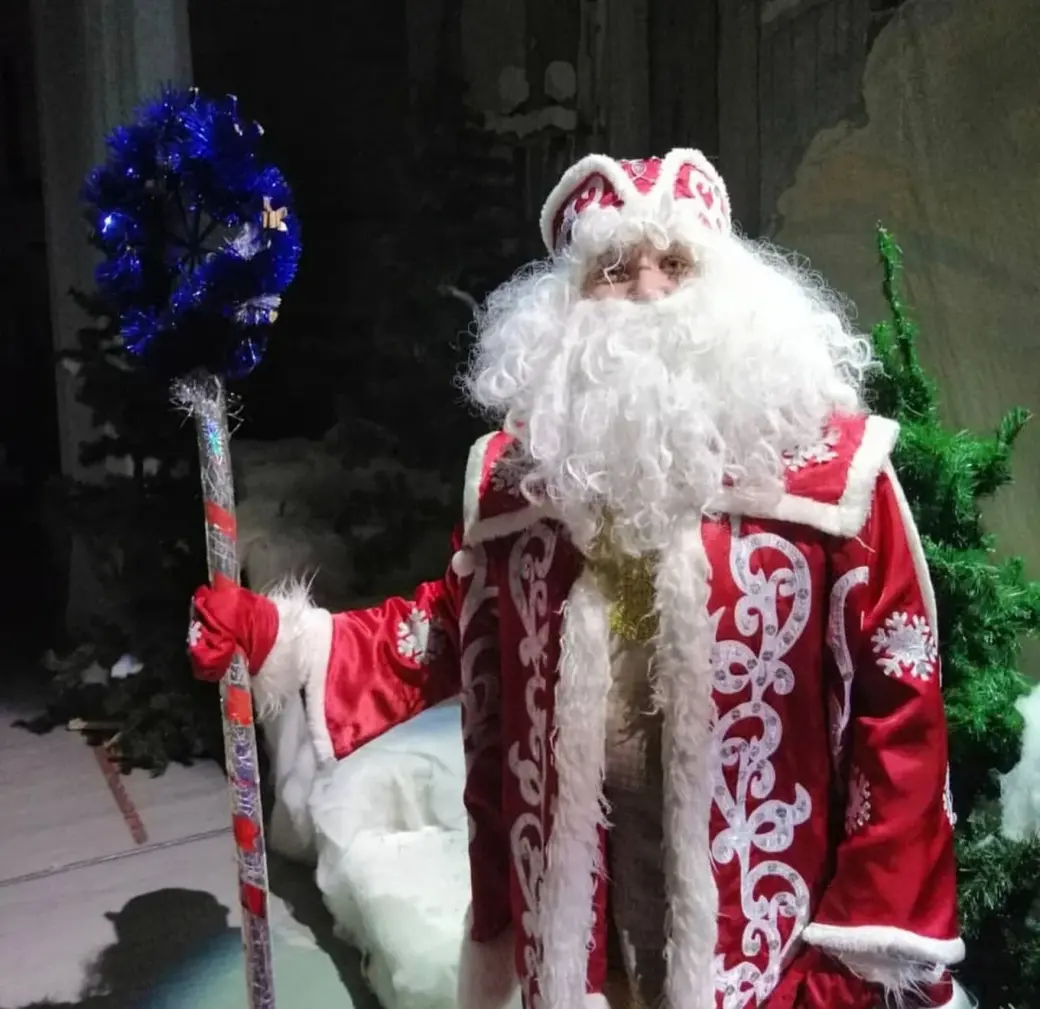 Декабрь 2015. Петр Солодкий в роли Деда Мороза на сцене бобруйского Дворца искусств.
