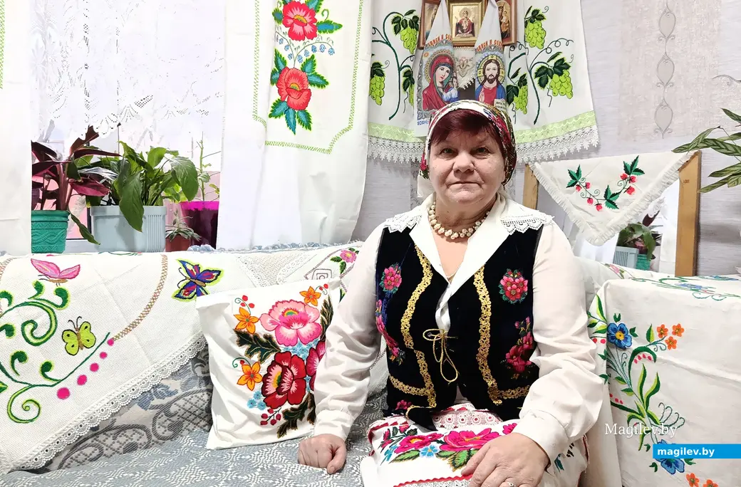 Снежань 2025 г. Жыхарка вёскі Балашэвічы Глускага раёна Галіна Васільеўна Гембіцкая і яе вышываныя работы.