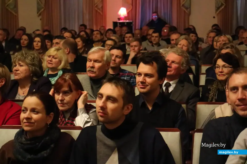 Декабрь, 2017 года, Могилев, городской Центр культуры и досуга. Зрители на совместном концерте Могилевской городской капеллы и группы Сергея Коноплева.