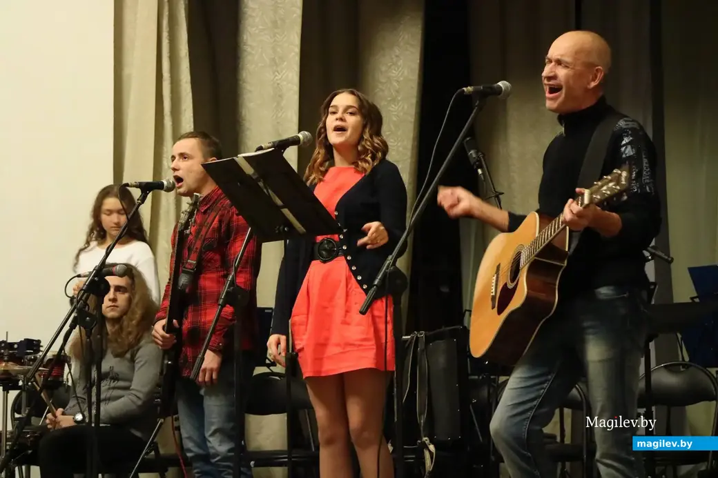 Декабрь, 2017 года, Могилев, городской Центр культуры и досуга. На сцене группа Сергея Коноплева.