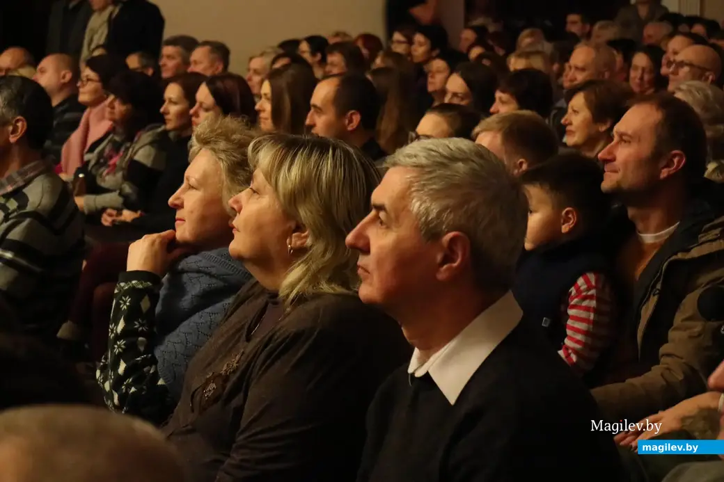 Декабрь, 2017 года, Могилев, городской Центр культуры и досуга. Зрители на совместном концерте Могилевской городской капеллы и группы Сергея Коноплева.