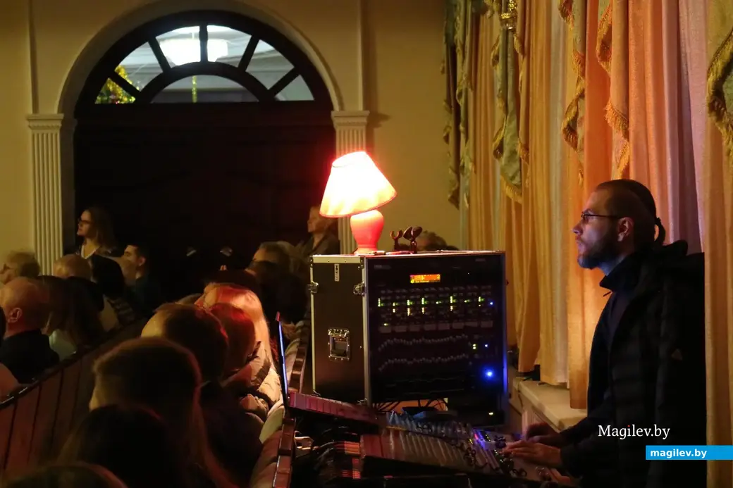 Декабрь, 2017 года, Могилев, городской Центр культуры и досуга. Зрители на совместном концерте Могилевской городской капеллы и группы Сергея Коноплева.