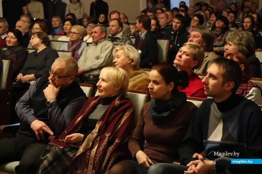 Декабрь, 2017 года, Могилев, городской Центр культуры и досуга. Зрители на совместном концерте Могилевской городской капеллы и группы Сергея Коноплева.