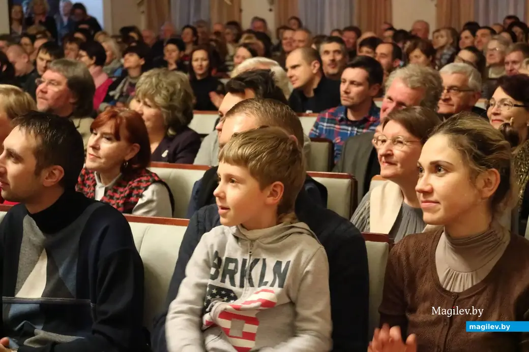 Декабрь, 2017 года, Могилев, городской Центр культуры и досуга. Зрители на совместном концерте Могилевской городской капеллы и группы Сергея Коноплева.