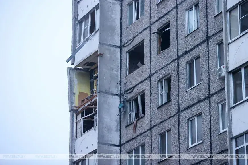 Повреждения подъезда дома по ул.Косарева в Гомеле. Фото: БЕЛТА.