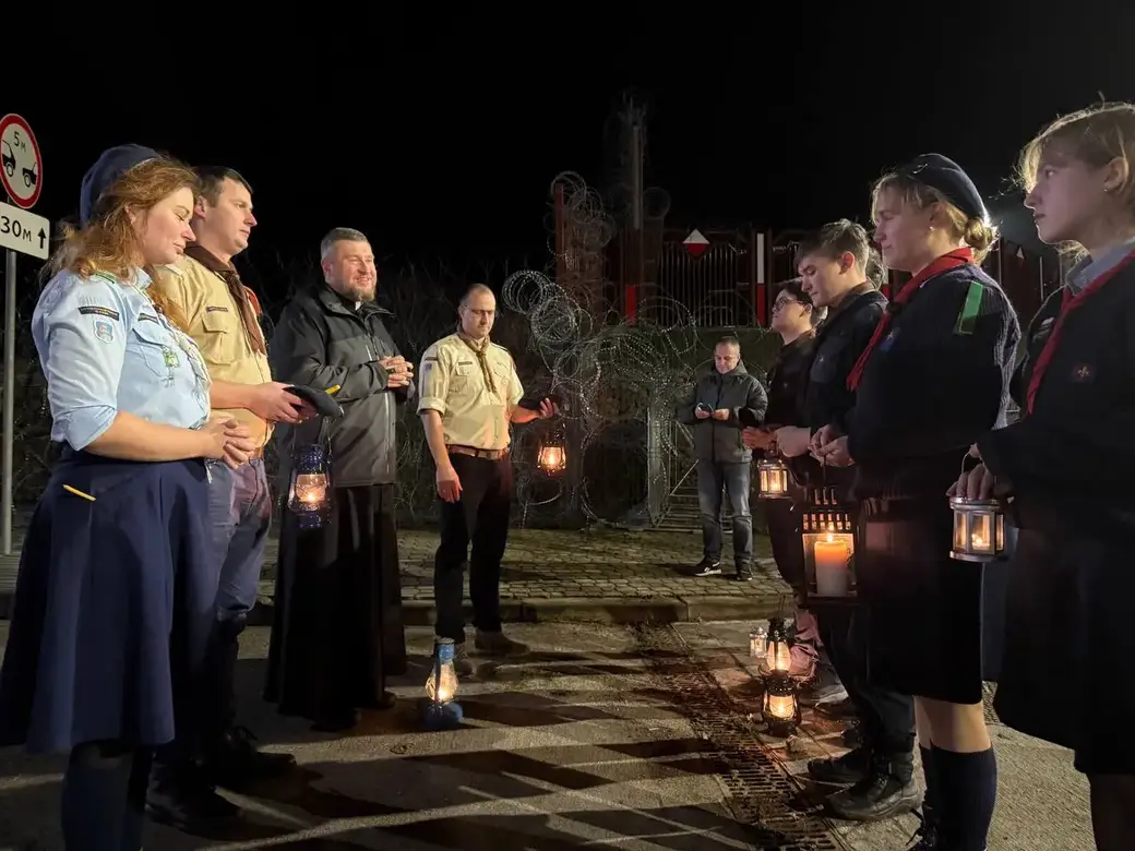 17 декабря 2025 года. Передача священного Вифлеемского огня на нейтральной территории между Польшей и Беларусью. Фото: пресс-служба Гродненской епархии