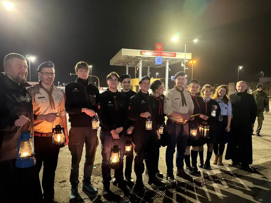 17 декабря 2025 года. Передача священного Вифлеемского огня на нейтральной территории между Польшей и Беларусью. Фото: пресс-служба Гродненской епархии