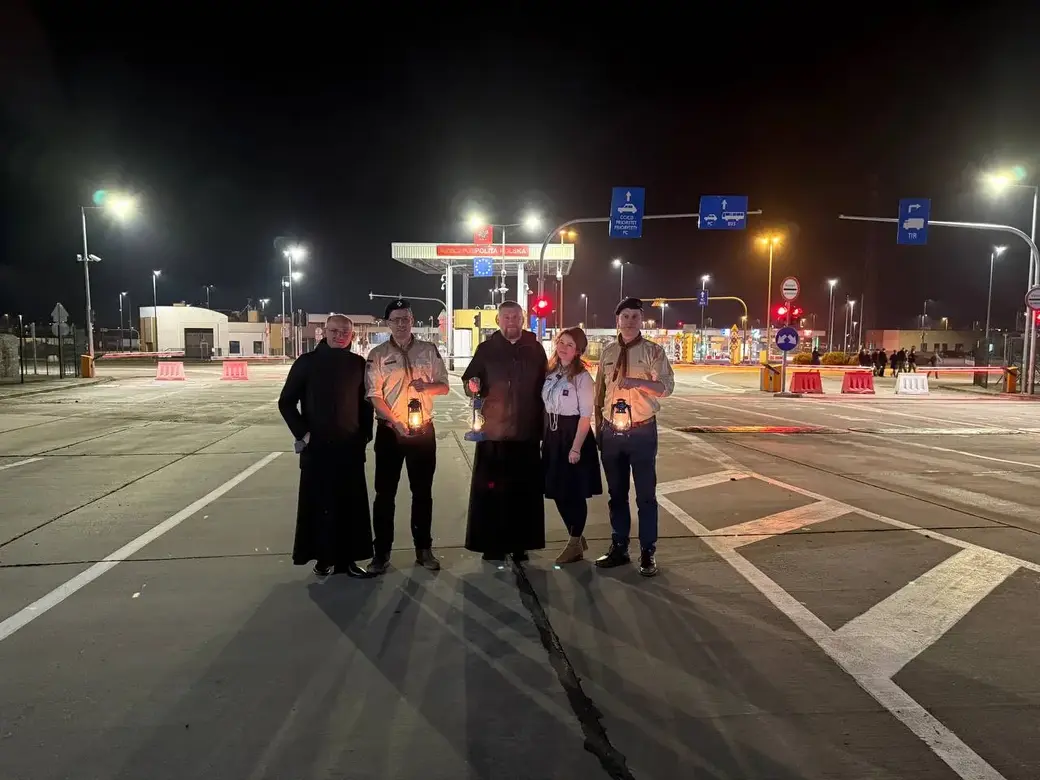 17 декабря 2025 года. Передача священного Вифлеемского огня на нейтральной территории между Польшей и Беларусью. Фото: пресс-служба Гродненской епархии