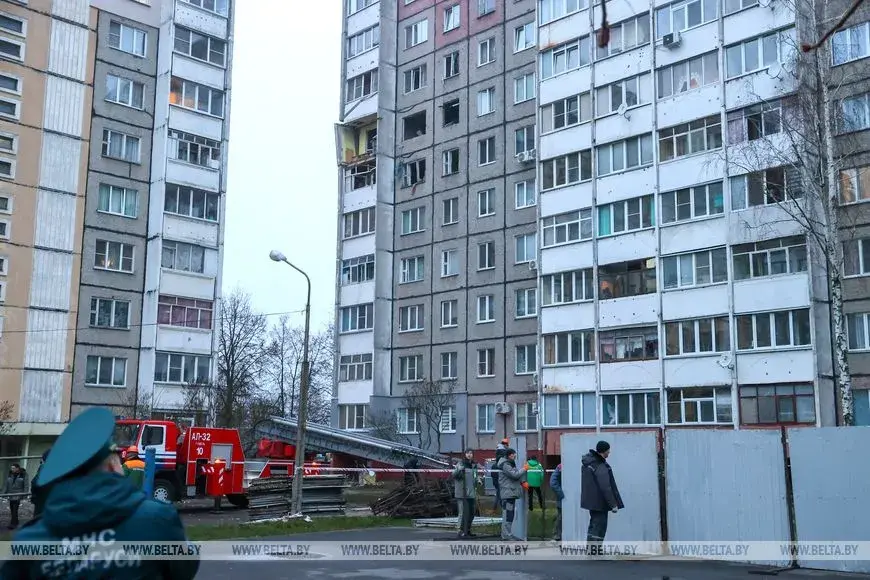 Повреждения подъезда дома по ул.Косарева в Гомеле. Фото: БЕЛТА.