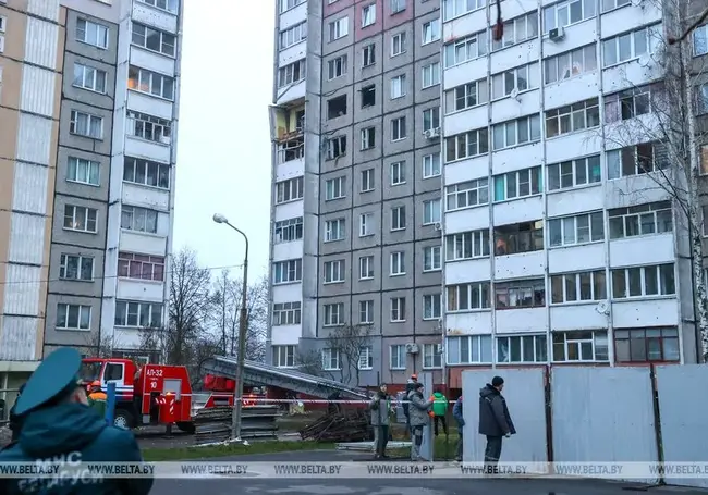 В Гомеле демонтируют верхние этажи пострадавшего подъезда дома