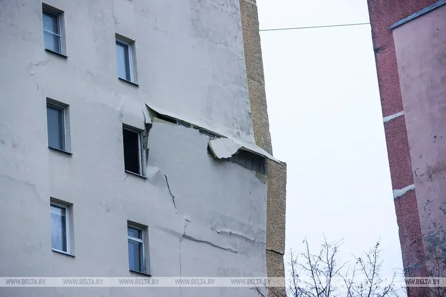 Повреждения подъезда дома по ул.Косарева в Гомеле. Фото: БЕЛТА.