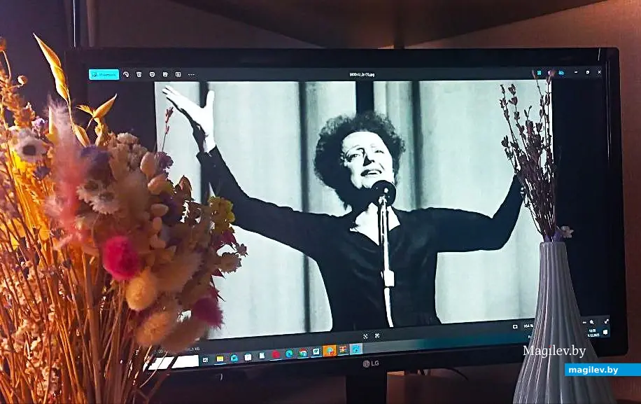 Даже в «компьютерном» исполнении Эдит Пиаф производит впечатление.