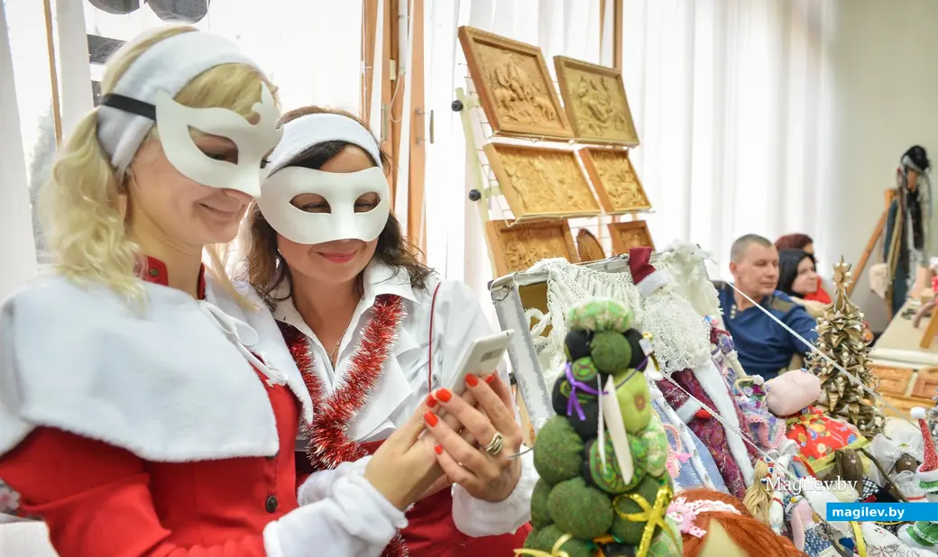 20.12.2014, Бобруйск. Выставка-ярмарка изделий народного творчества «Калядны кірмаш». Алина Козловская и Татьяна Симоненко.