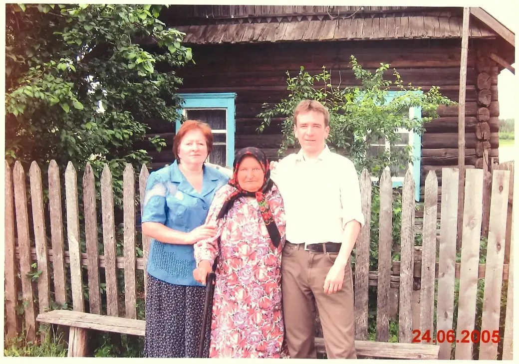 Любоў Драбовіч з маці Клаўдзіяй Мароз і сынам Андрэем ля роднай хаты ў Сцяпанаўцы . 2005 г.