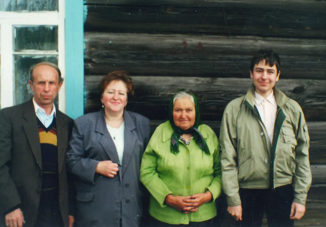 Любоў з мужам Паўлам Драбовічам, маці Клаўдзіяй Мароз і сынам Мікалаем ля роднай хаты ў Сцяпанаўцы. 2000 г.