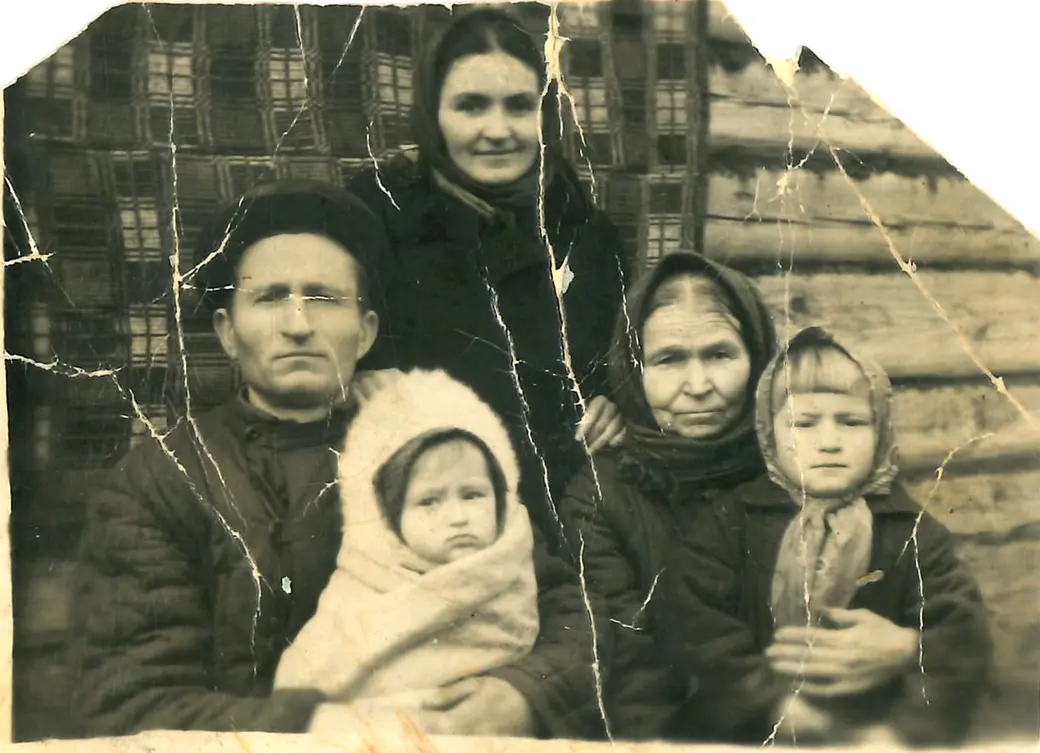 Бацькі Міхаіл Мароз, Клаўдзія Мароз (Сысой) з бабуляй Аўронняй Мароз трымаюць старэйшую дачку Ганну і пакуль малодшую Ніну 1 снежня 1953-га. Люба народзіцца праз год.