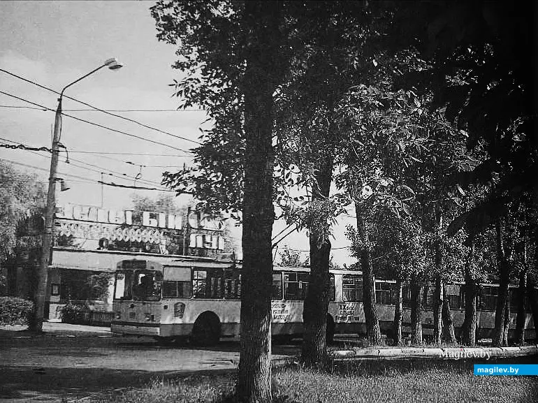 1988-й год, Могилев. Городские троллейбусы уже на старте. Фото из книги «Могилев».