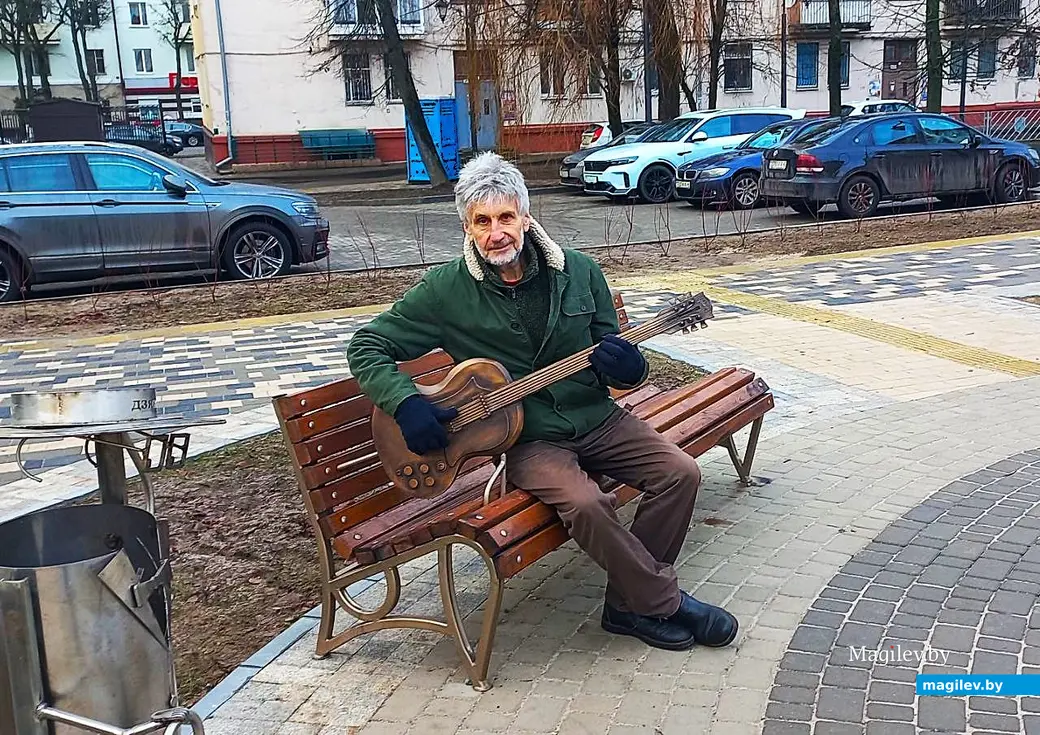 21.12.2025, Могилев. Лавочка с гитарой.