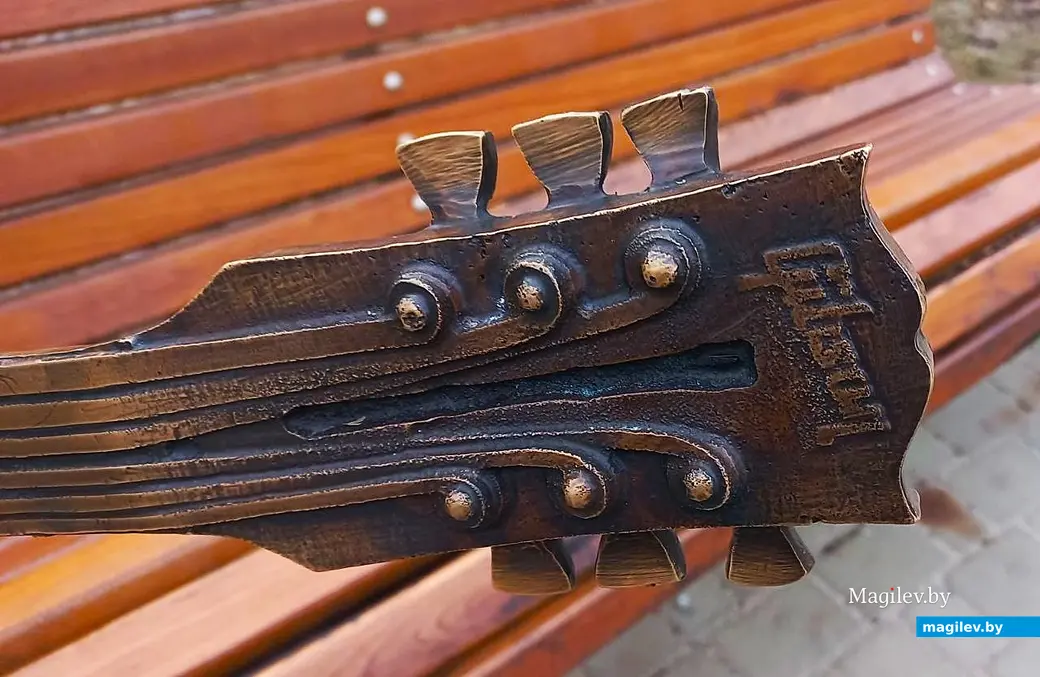 21.12.2025, Могилев. Лавочка с гитарой.