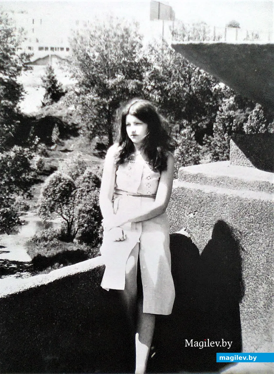 1975-й год, Могилев. 20-летняя дама на 10-летнем мосту по проспекту Мира.