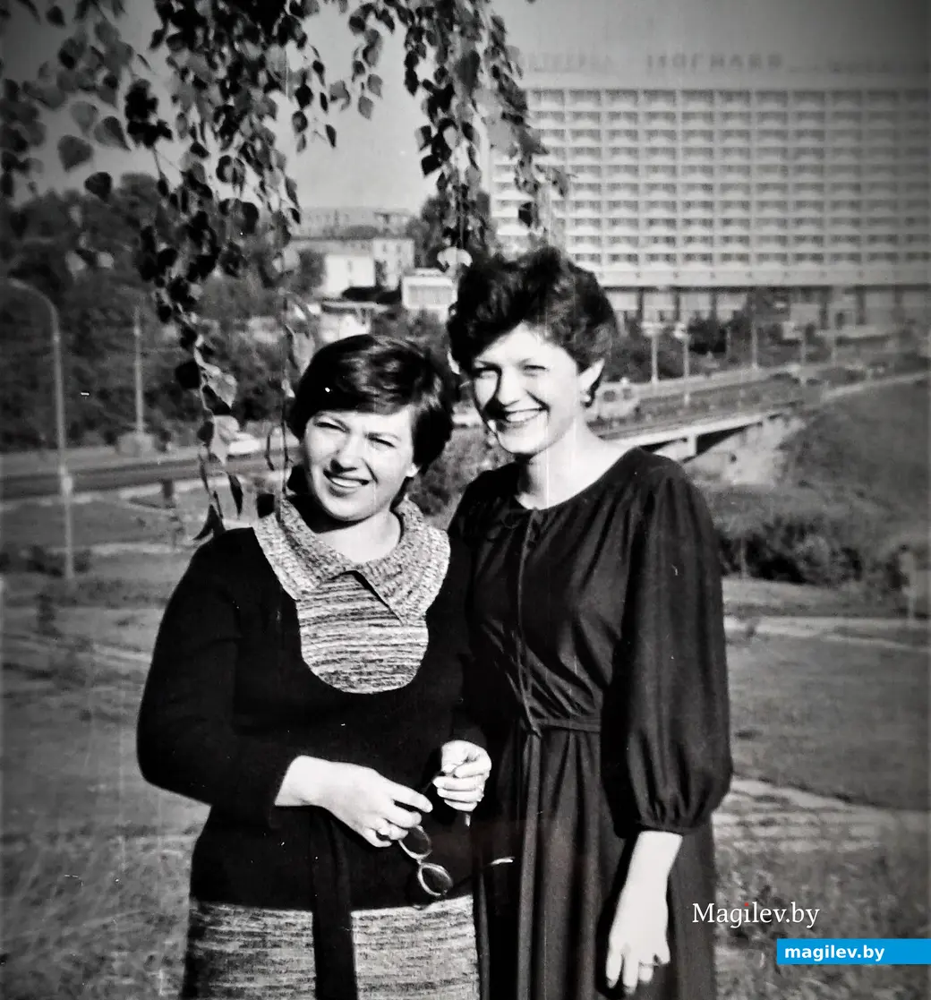 1975-й год, Могилев. Девушки на фоне моста по проспекту Мира через Дубровенку.