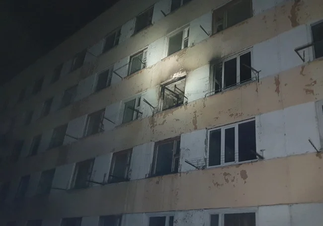 В Кричеве поздно вечером горело общежитие. Спасли троих взрослых и ребенка (видео)