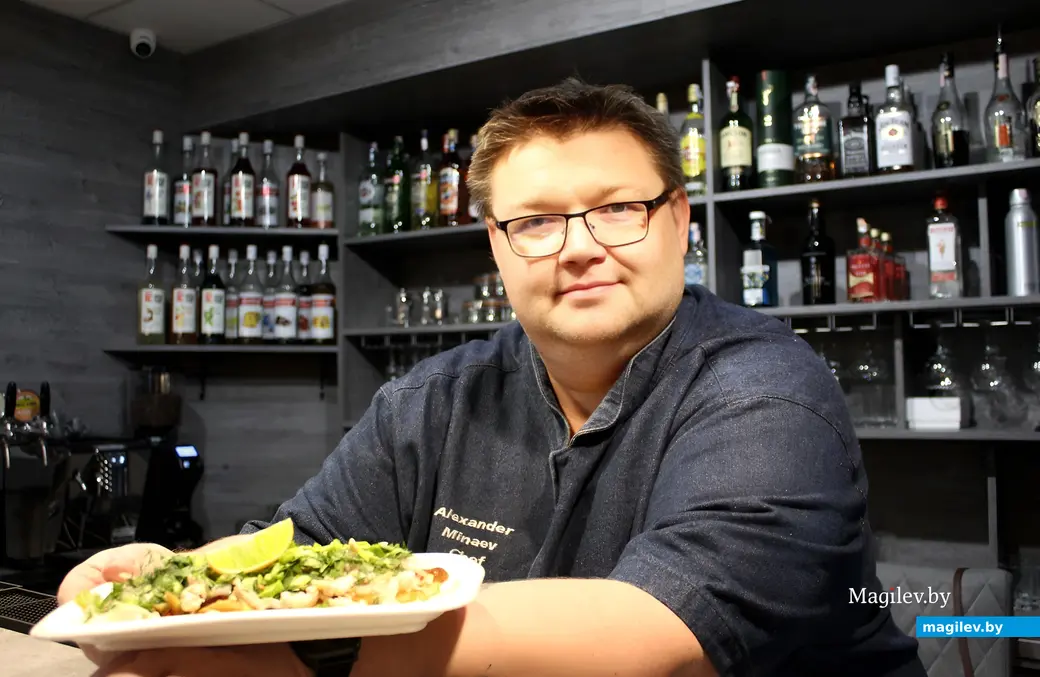 Салат «Ацицели» и шеф-повар могилевского ресторана «Гурманофф» Александр Минаев.