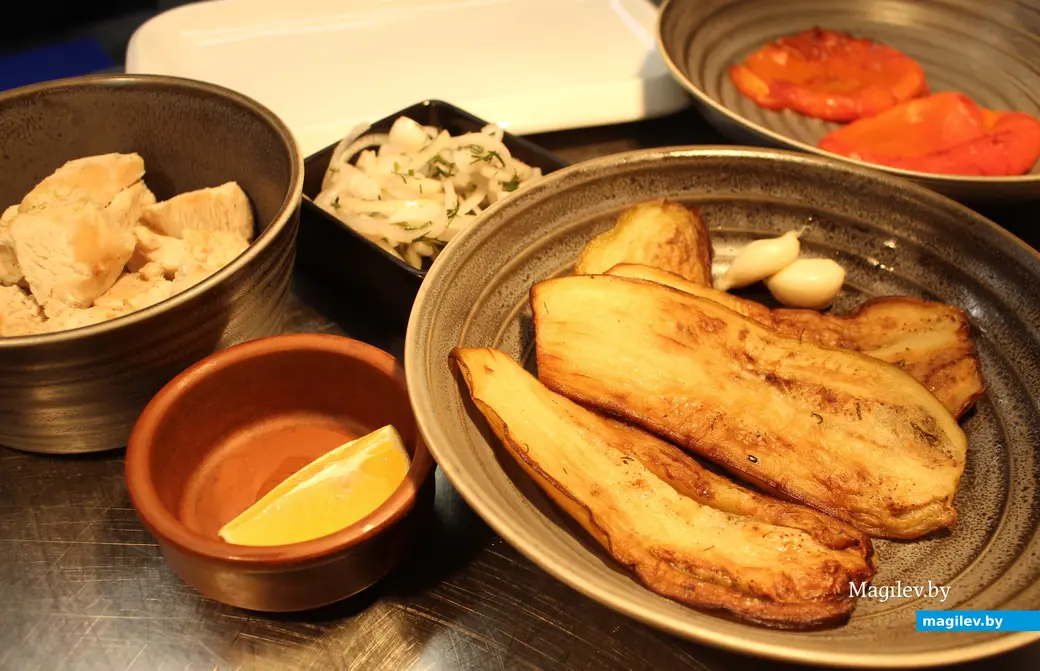 Набор ингредиентов для салата «Ацицели» по рецепту шеф-повара могилевского ресторана «Гурманофф» Александра Минаева.