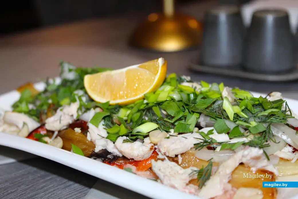 Салат «Ацицели» по рецепту шеф-повара могилевского ресторана «Гурманофф» Александра Минаева.