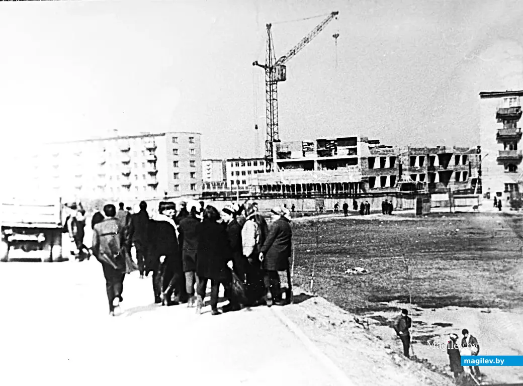 Середина 1960-х, Могилев. Микрорайон «Мир-2» еще только строится. Возьми фотограф чуть левее, и можно было бы увидеть «Спорттовары».