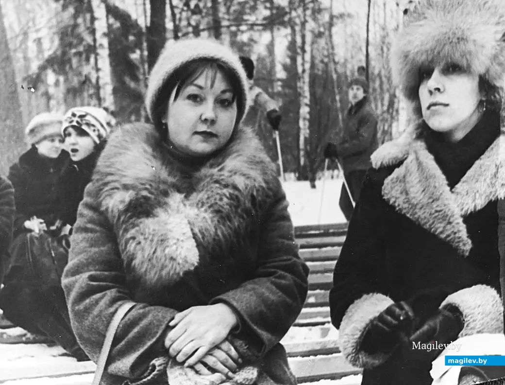 1970-е годы, Могилев, Печерский лесопарк. У этих жительниц микрорайона «Мир-2» со «Спорттоварами» связано немало воспоминаний. Таких же теплых, как и их пальто.
