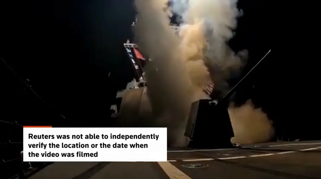 На видеозаписи, опубликованной Пентагоном, виден по меньшей мере один снаряд, выпущенный с военного корабля.