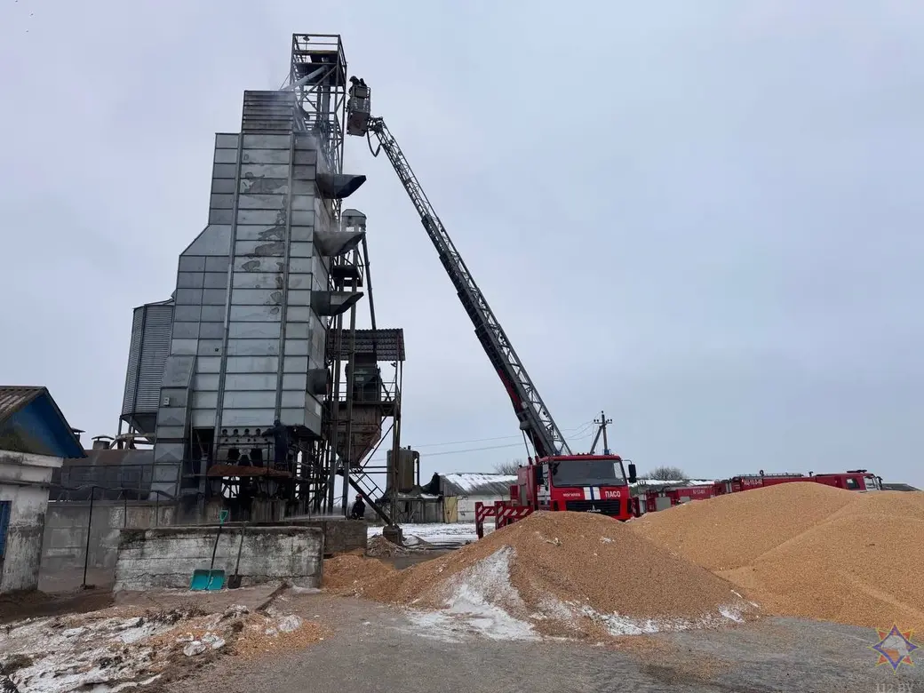 27 декабря 2025 года. Пожар на территории зерносушильного комплекса в агрогородке Сухари. Фото: МЧС.