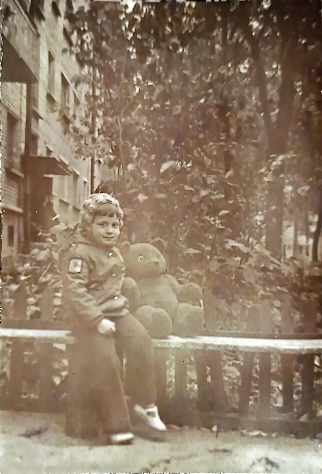  Ирина Симкина в родном дворе.