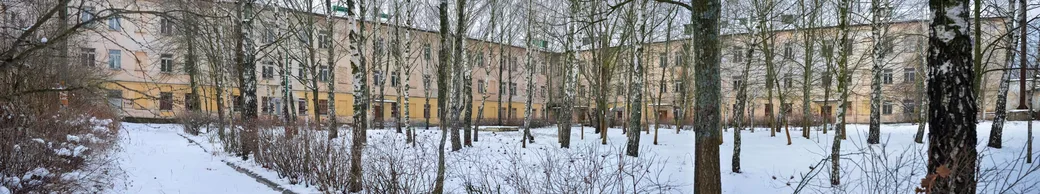 Бывший военный госпиталь в крепости. Фото: Александр Чугуев, архива редакции.