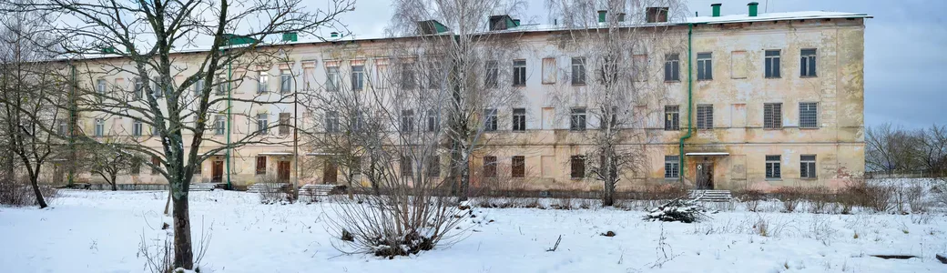 Бывший военный госпиталь в крепости. Фото: Александр Чугуев, архива редакции.