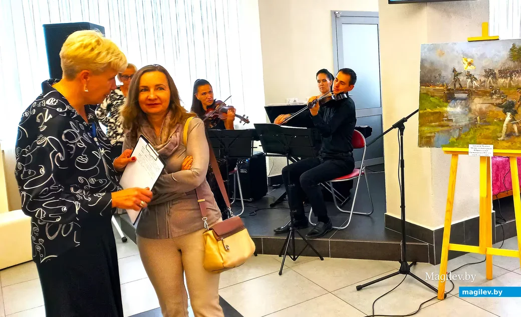 Выставочный зал музея истории Могилева. Слева – Ирина Трофимова.