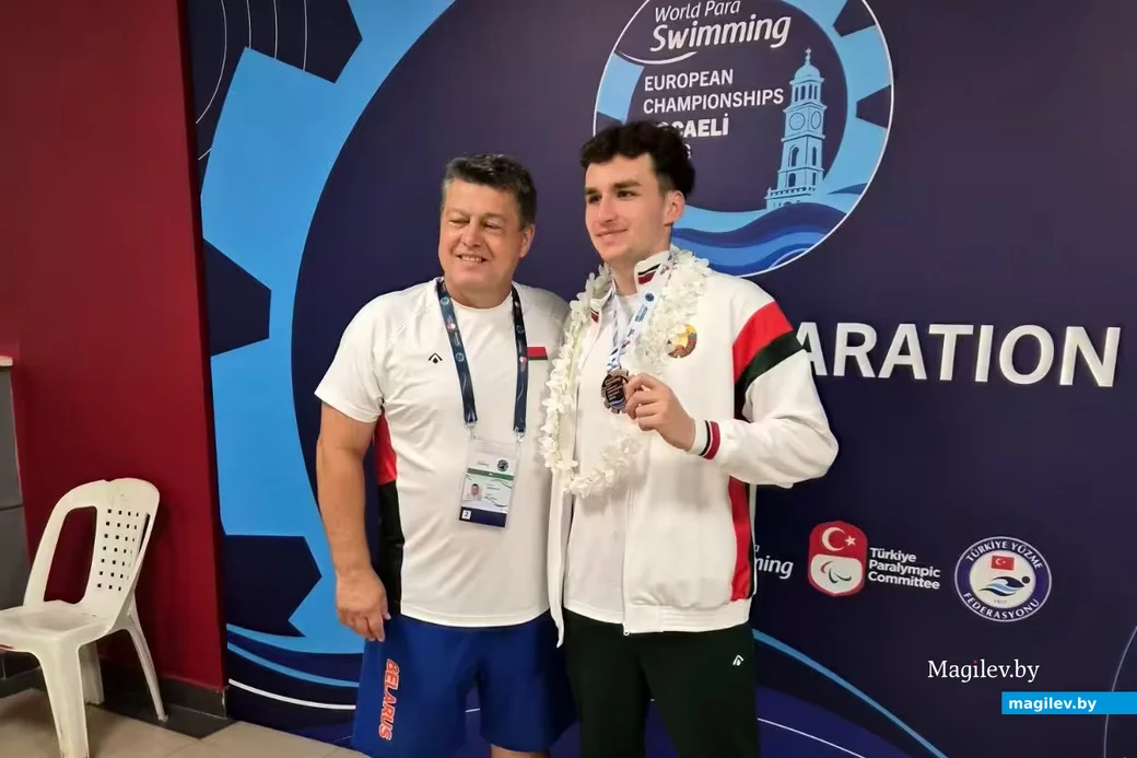 Евгений Ковалёнок с тренером Рафаэлем Шараповым на чемпионате Европы в Турции 